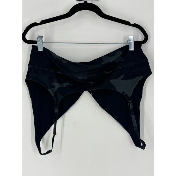 Prana Layna Brami in Black Camo - Picture 3 of 4